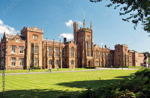 Obraz na płótnie Queen’s University, Belfast, Northern Ireland established 1845. The Gothic facade of the Lanyon Building. w salonie