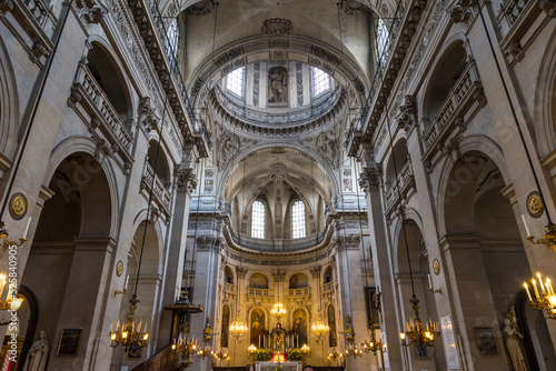 Intérieur de l'Église Saint-Paul-Saint-Louis, dans le Marais à Paris