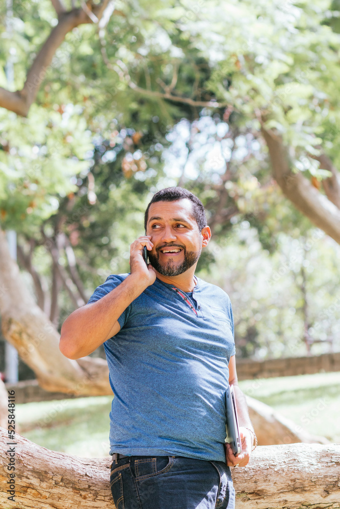 Obraz premium handsome businessman using his smartphone outdoors