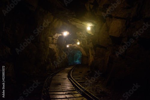 暗いトンネルの中を照らす光