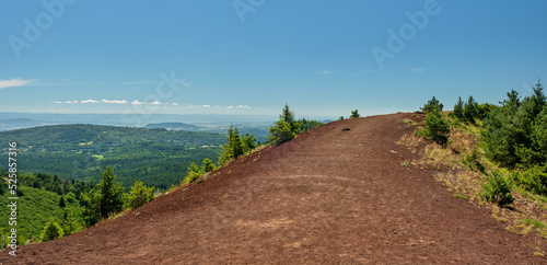 The trail on the crater rim of Puy de Lassolas.