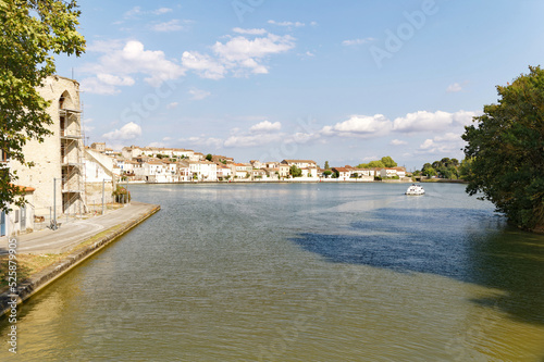 Le grand bassin du canal du Midi situé à Castelnaudary