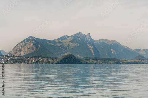 Spiez  Thunersee  Stockhorn  Seeufer  Merligen  Alpen  Schweizer Berge  Wassersport  Berner Oberland  Sommer  Schweiz