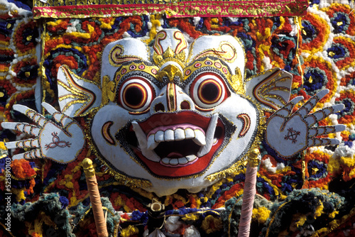 Mythologischer Schmuck, während einer Totenzeremonie, Bali