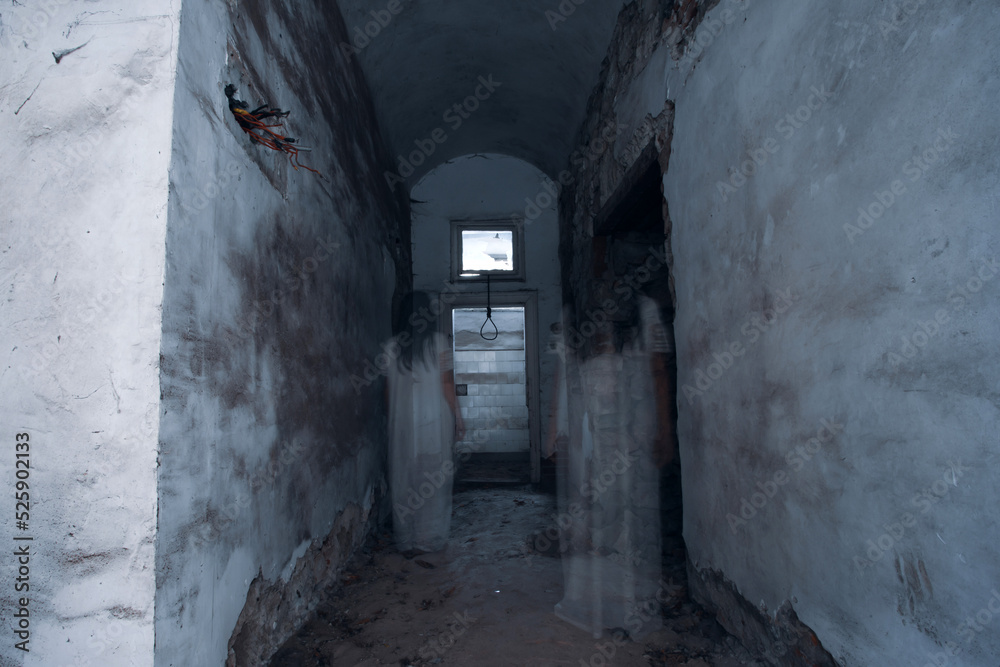 Obraz premium Scary ghost woman in haunted house with rope with a noose