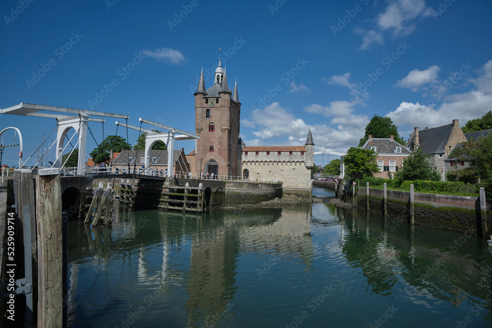 Obraz premium Medieval town Zierikzee in the province Zeeland in The Netherlands with it scenic old Dutch bridges and buildings is a favorite tourist destination for many Europeans