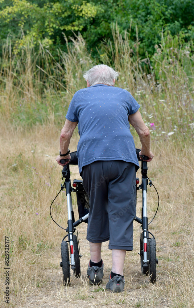 Obraz premium frau mit rollator unterwegs