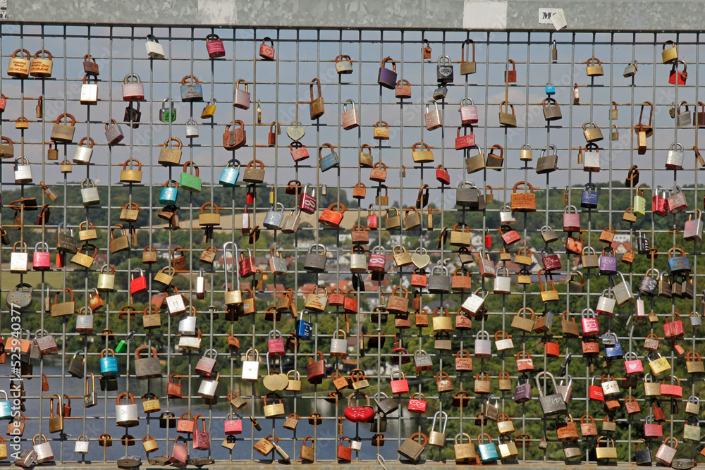 Obraz premium liebesschlösser innerhalb der möhnesee staumauer