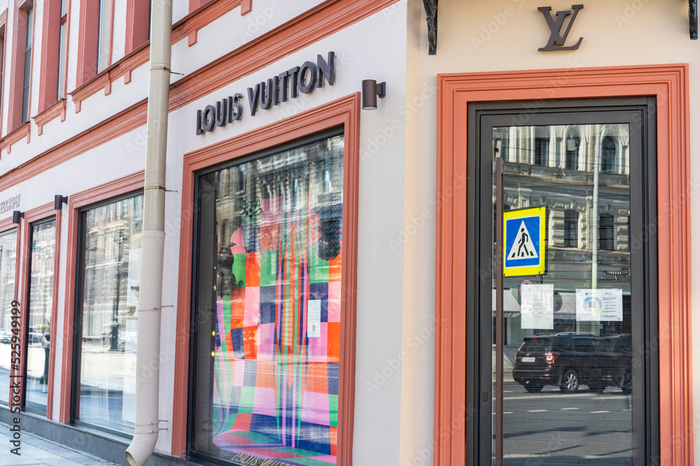 Russia, Saint-Petersburg, central street Nevsky prospect. Louis vuitton  store, temporarily closed in Russia 18.08.2022 am 10:28 Stock Photo