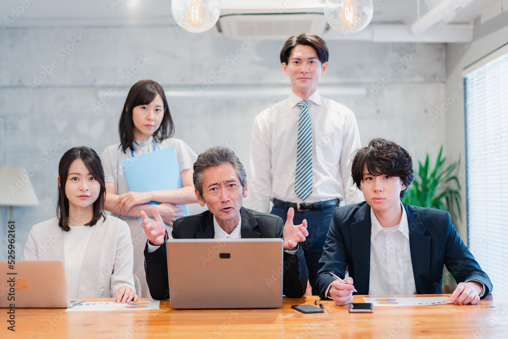 Obraz premium オフィスで楽しく働くビジネスパーソン