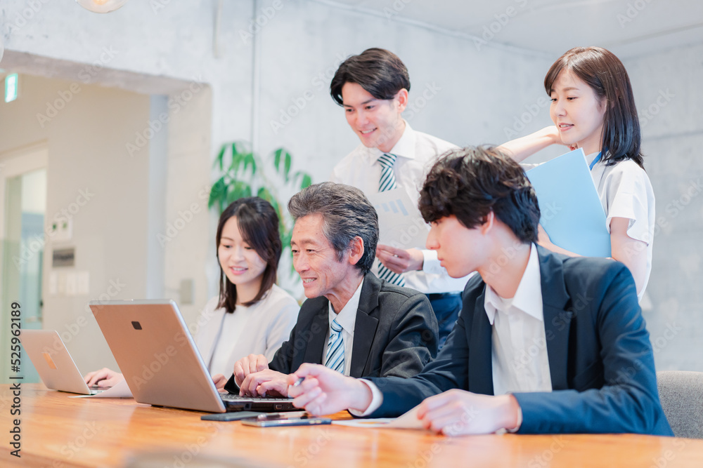オフィスで楽しく働くビジネスパーソン オフィスで楽しく働くビジネスパーソン