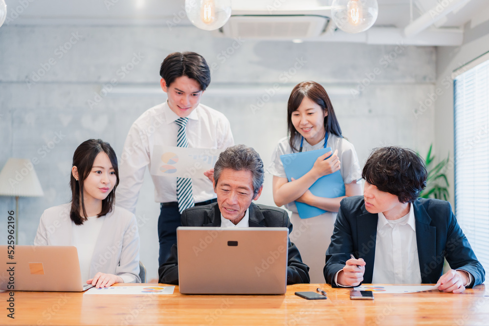 Obraz premium オフィスで楽しく働くビジネスパーソン