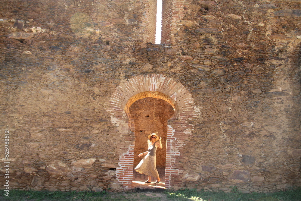 Fototapet Mulher em porta de ruína em natividade, tocantins