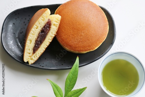 嬉しいティータイム　ふんわい美味しいどら焼き　緑茶　南天の葉