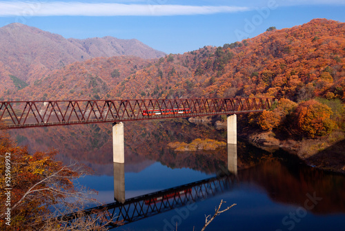 紅葉の山と五十里湖と会津鬼怒川線の湯西川橋梁と電車
