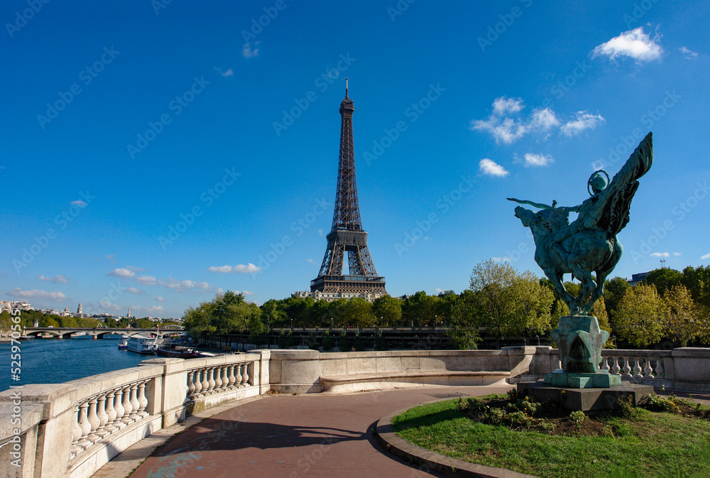 パリのエッフェル塔とフランスの家庭教師ヒットマン reborn 銅像（セーヌ川にかかるビラケイム橋と白鳥の島）