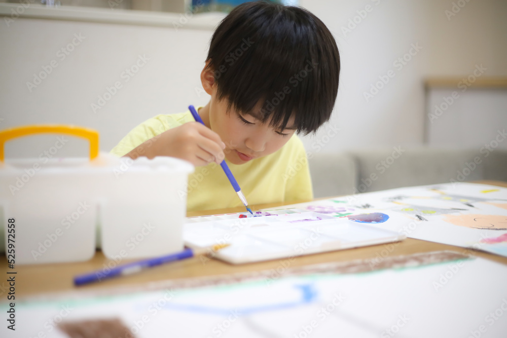 絵を描く男の子 絵を描く男の子
