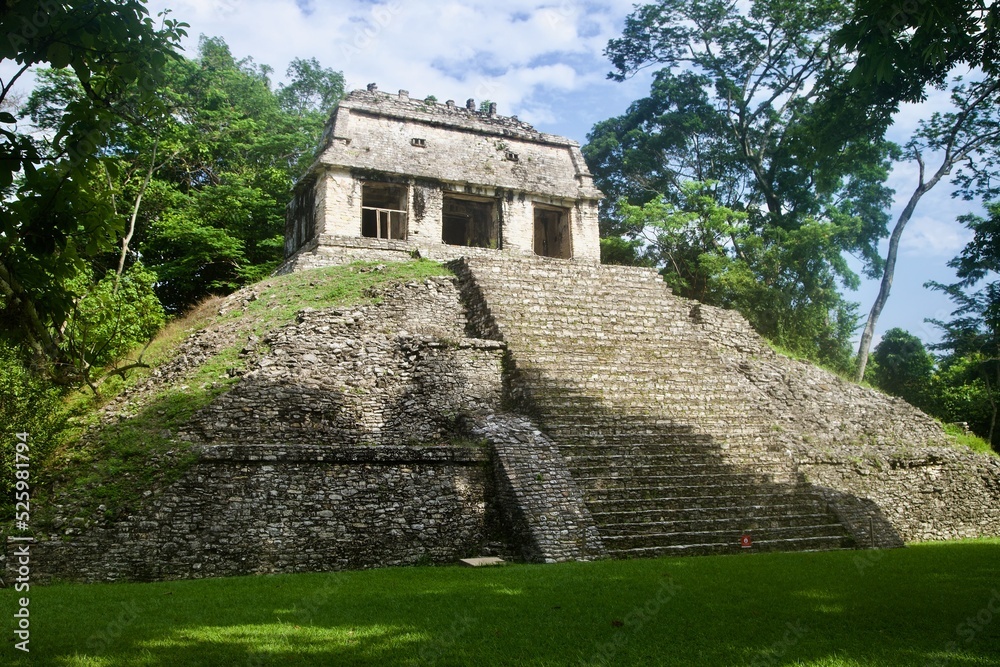 mayan pyramid in chichen itza