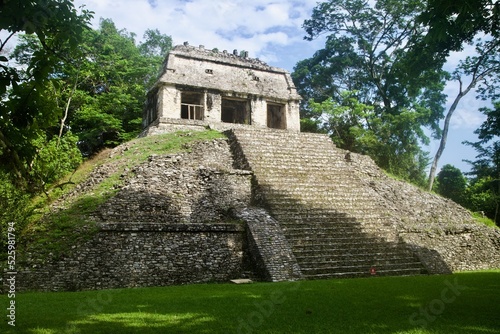 mayan pyramid in chichen itza