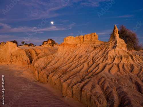 Photos Moon rising over Lake Mungo dramatic lunettes