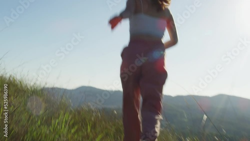 Mulher correndo em direção ao penhasco photo