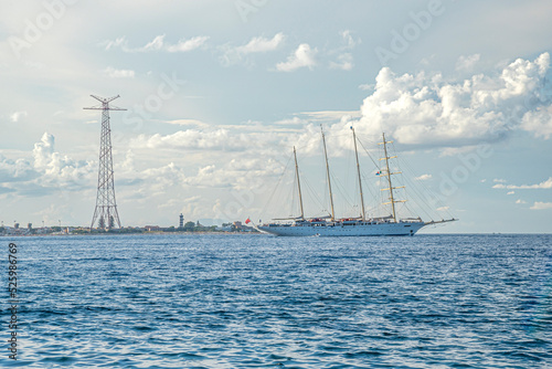 Traversata dello Stretto di Messina di nave con alberi senza vele
 photo