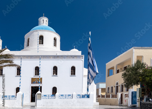 Vue de l'église Panagia Akathistos Hymn du village de Oia, Santorin, Grèce.	 photo