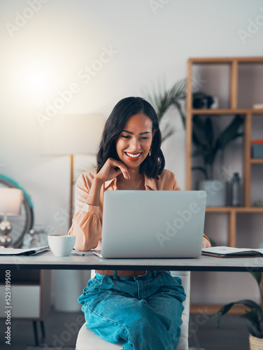 фотографія Working from home on laptop, freelance blogger and entrepreneur thinking, planning and reading blog post or story vision