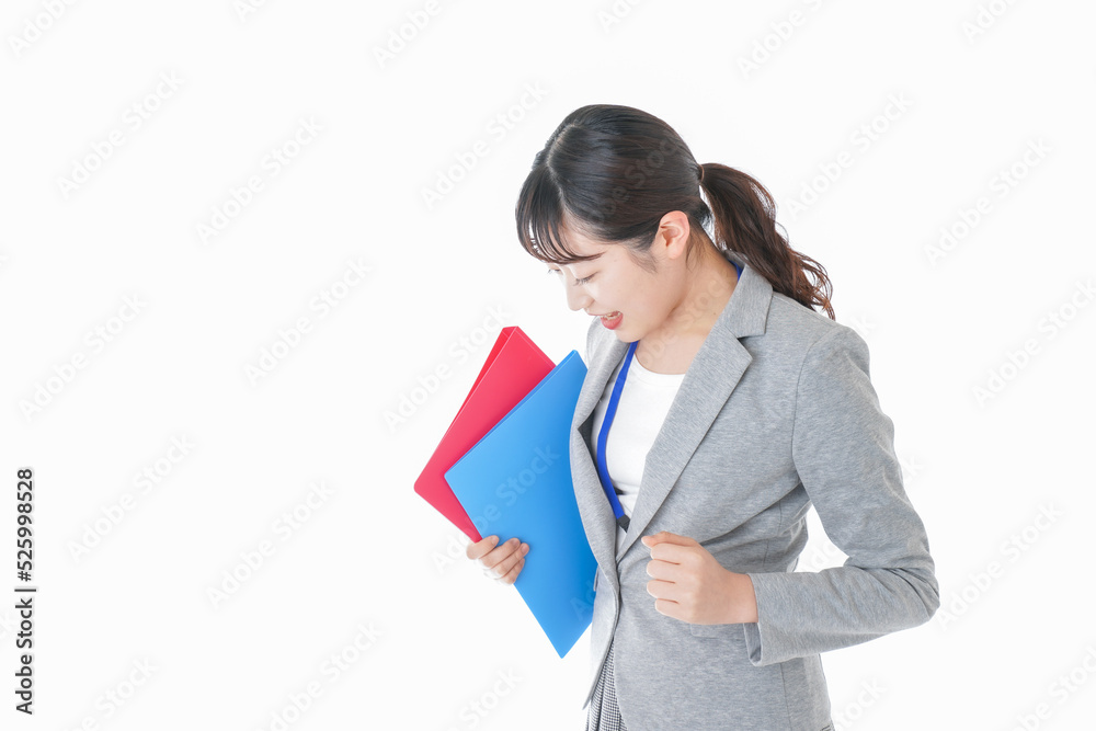 オフィスでファイルを持つ若いビジネスウーマン オフィスでファイルを持つ若いビジネスウーマン