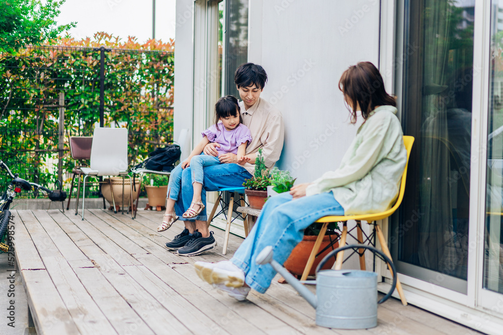 自宅の庭でリラックスをする女の子と家族 自宅の庭でリラックスをする女の子と家族
