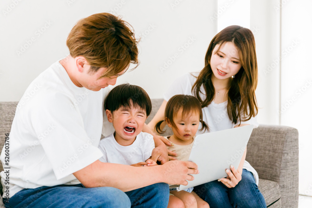 家でパソコンを使う日本人家族(幼児教育・知育・泣く)
家でパソコンを使う日本人家族(幼児教育・知育・泣く)