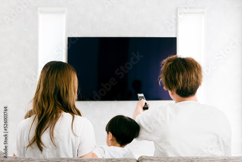 家のリビングでテレビを見る家族（子供） 