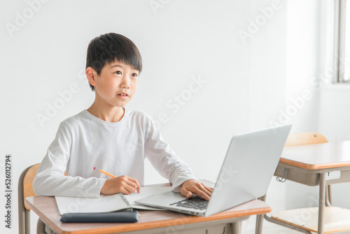 パソコンの授業を受ける小学生（プログラミング）
