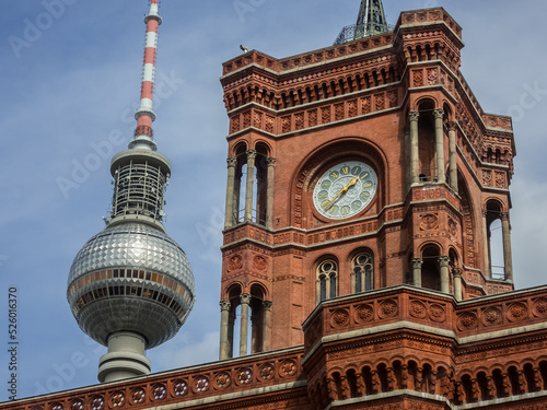 Canvas Print Berliner Fernsehturm und Rotes Rathaus - Alexanderplatz - Berlin Mitte im Sommer