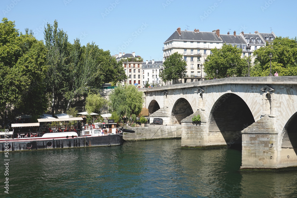 Obraz premium Pont-Neuf et péniche à Paris