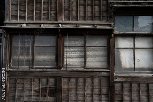 日本の古い木造二階建アパート/狭小住宅/一戸建て/昭和建築
