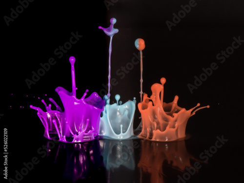 Obraz na płótnie Triple Crown abstract liquid art on black w salonie