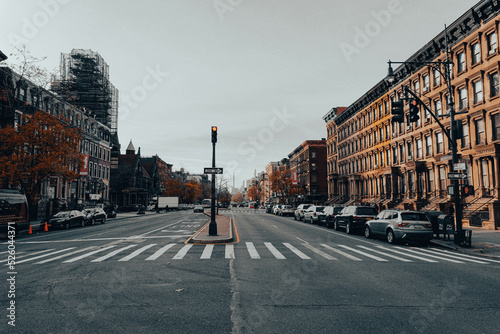 Calle vacía y sin tráfico en el barrio de Harlem en Nueva York  photo