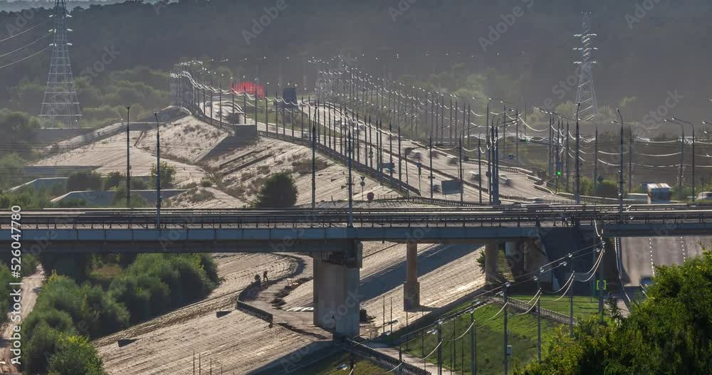 Zeitraffer Aufnahme auf eine Brücke mit viel Vehrkehr in Stadt Kaluga in Russland Zeitraffer Aufnahme auf eine Brücke mit viel Vehrkehr in Stadt Kaluga in Russland