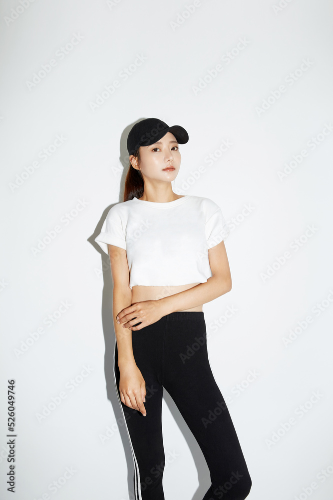 Fototapeta premium スポーティなファッションをした若い女性のポートレート