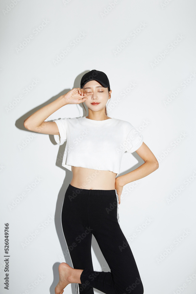 スポーティなファッションをした若い女性のポートレート スポーティなファッションをした若い女性のポートレート