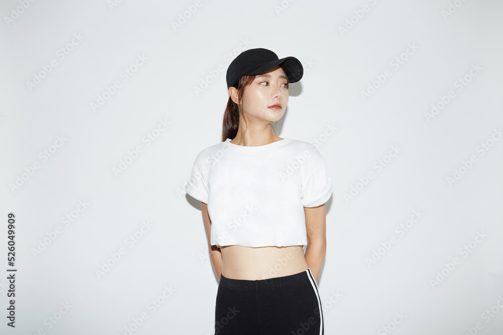 スポーティなファッションをした若い女性のポートレート スポーティなファッションをした若い女性のポートレート