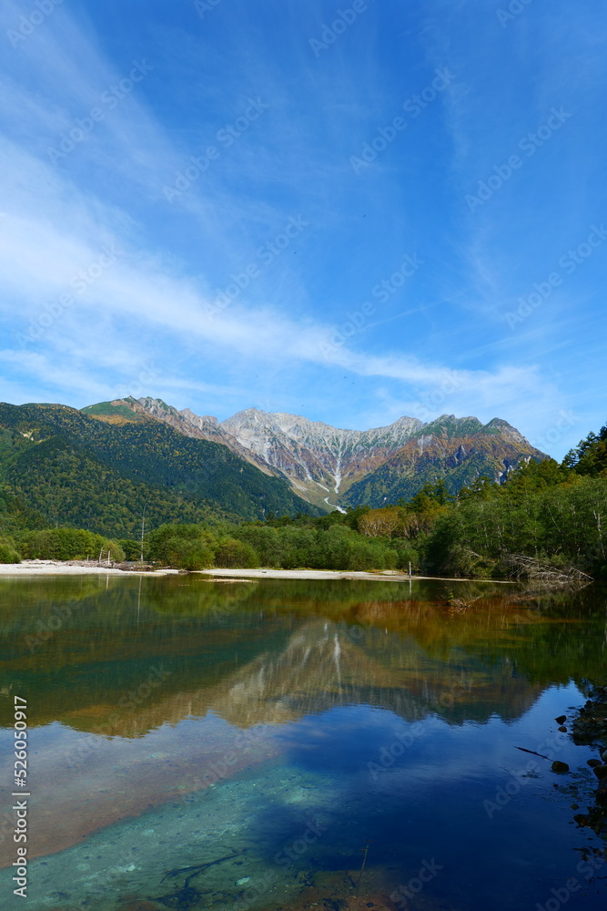 中部山岳国立公園。上高地の名所、大正池から穂高連峰を望む。松本、長野、日本。10月上旬。