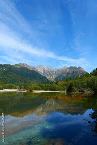 Fototapeta Naklejka Na Ścianę i Meble -  中部山岳国立公園。上高地の名所、大正池から穂高連峰を望む。松本、長野、日本。10月上旬。