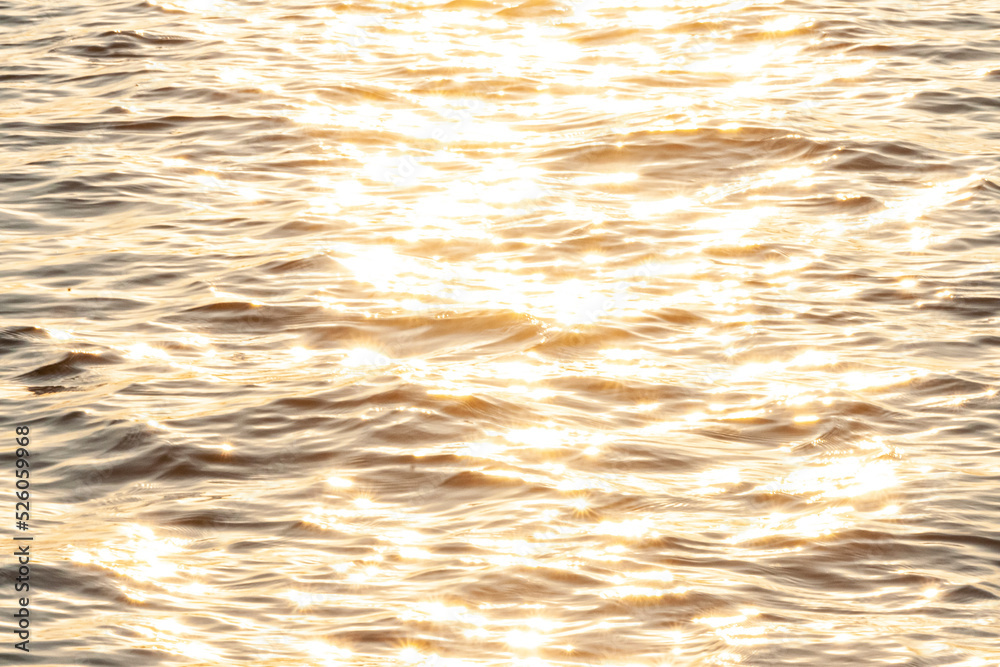 Meeresspiegel mit Licht der untergehenden Sonne. Wasser mit Wellen. Wassertexturen. Sonnenlicht. Beruhigende Strand Atmosphäre. Natur. Meeresspiegel mit Licht der untergehenden Sonne. Wasser mit Wellen. Wassertexturen. Sonnenlicht. Beruhigende Strand Atmosphäre. Natur.