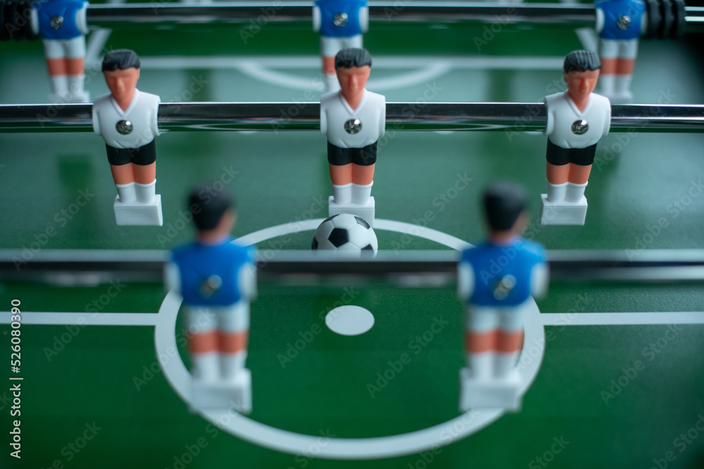 Kickertisch mit blauen und weißen Spielern Kickertisch mit blauen und weißen Spielern