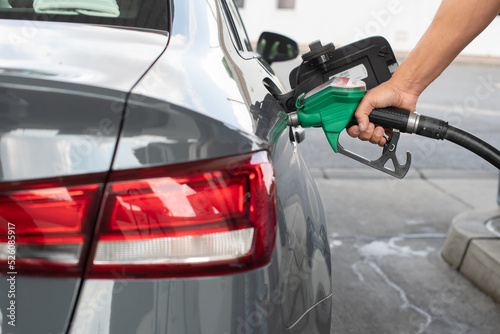 Mann tankt Auto der Tankstelle, Close- up