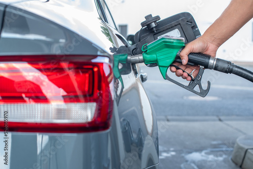 Mann tankt Auto der Tankstelle, Close- up