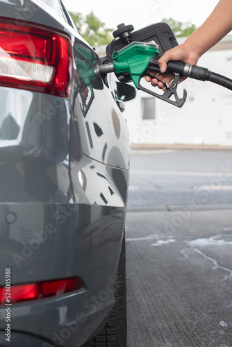 Mann tankt Auto der Tankstelle, Close- up