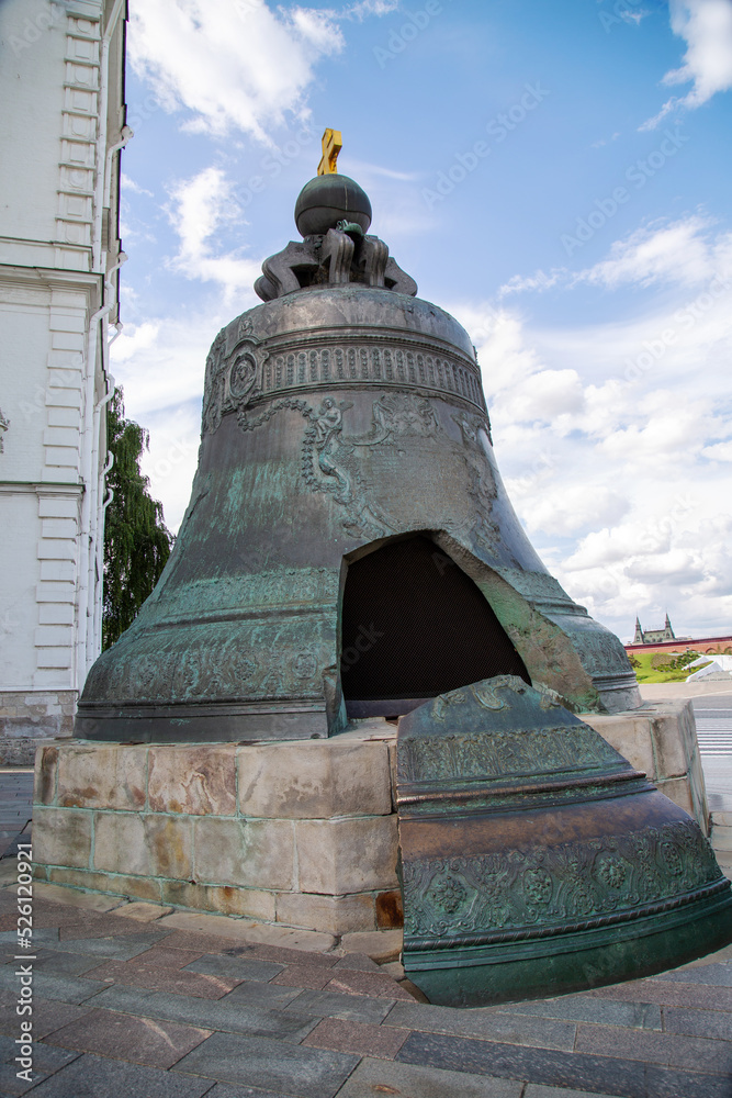Obraz premium Tsar bell on a granite pedestal with a beautiful pattern against the blue sky in the Kremlin, Moscow. Sights of Russia. Architecture of World Tourism.